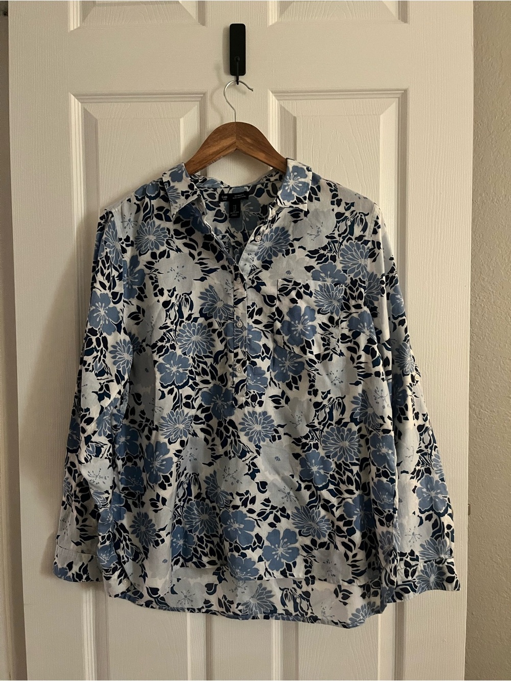 GAP Blue and Navy Floral Casual Button-Down Shirt